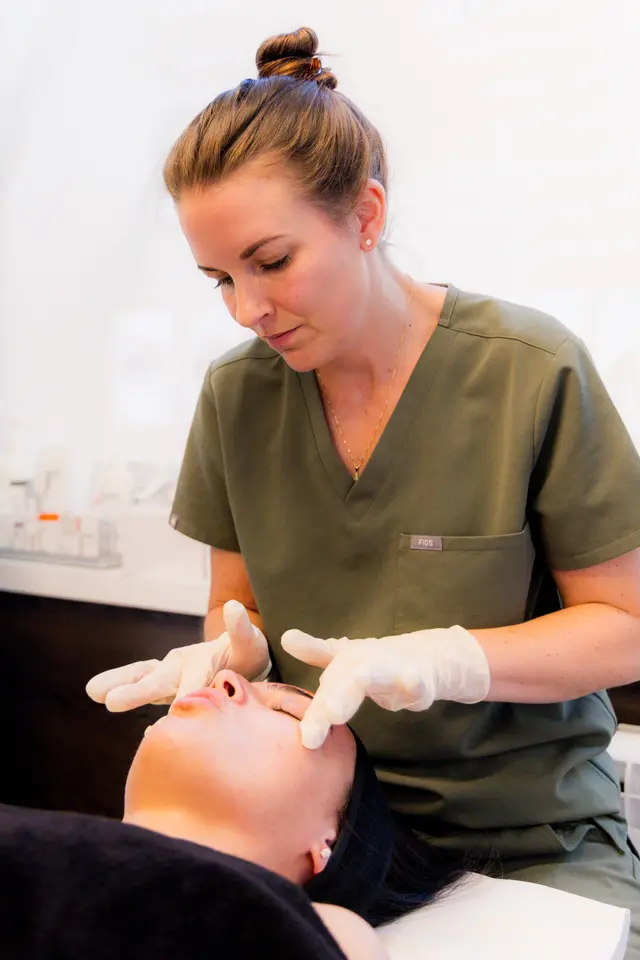 Medical aesthetic practitioner preparing a tailored radiofrequency treatment